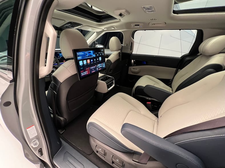 Center Row Seats In The 2025 Kia Carnival