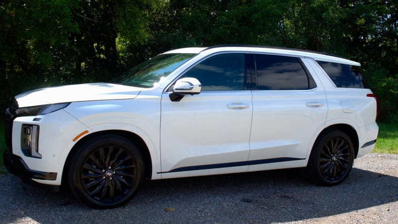 Side View Of The 2024 Hyundai Palisade Calligraphy Night Edition