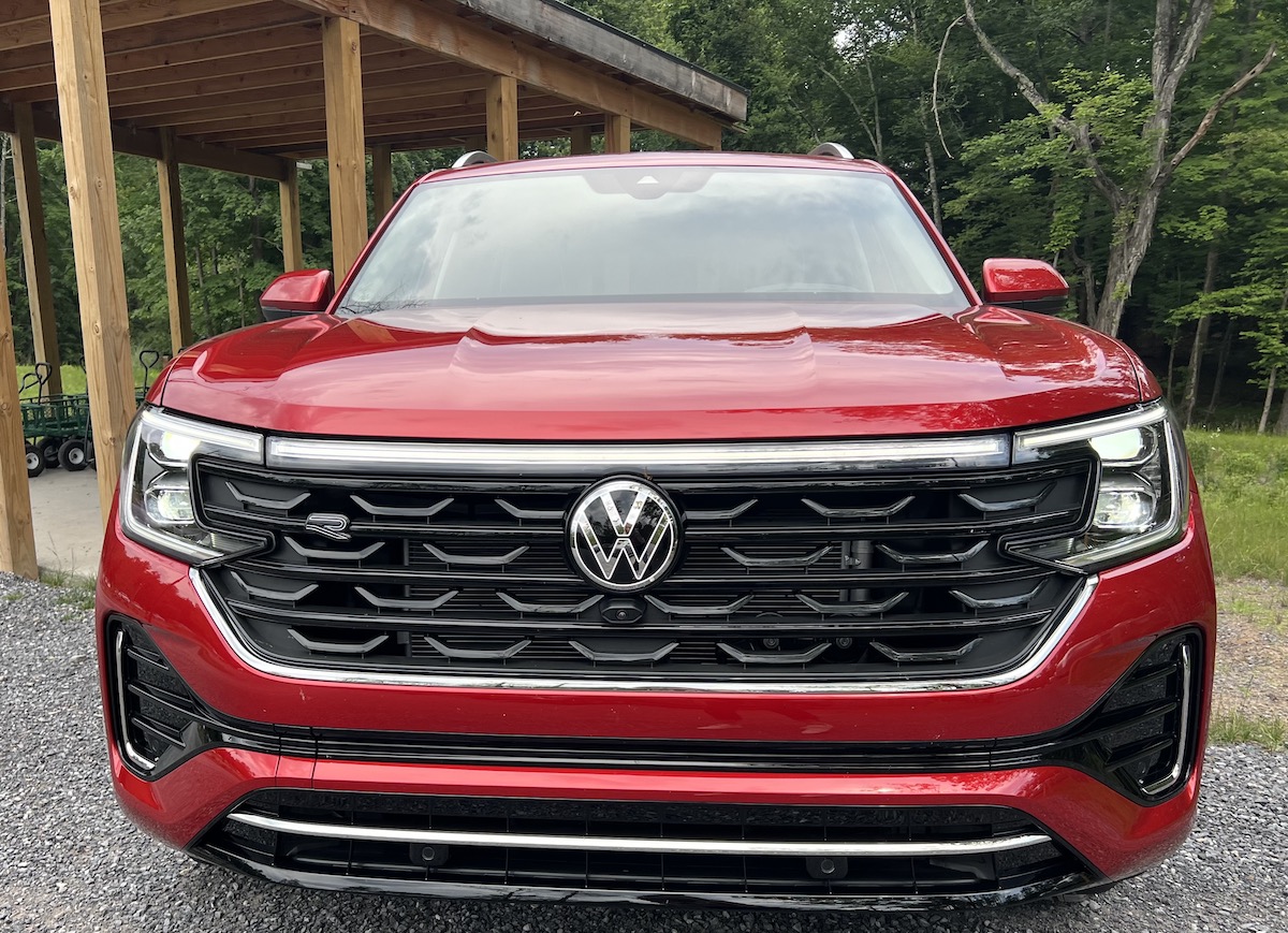 The Front Of The 2024 Vw Atlas Features A Light Bar Across The Top Of The Grille