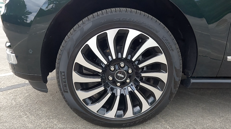 The Classic Nautilus Design Of The Wheels On The Lincoln Navigator